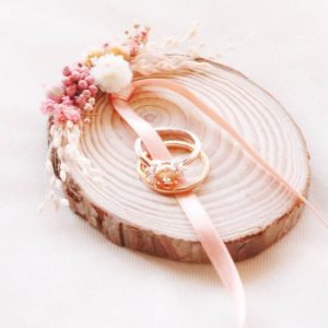 greenandloveatelier porte alliance mariage rondin bois fleurs séchées abricot rustique