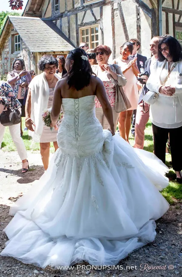 mariage invités heureux robe de mariée dos